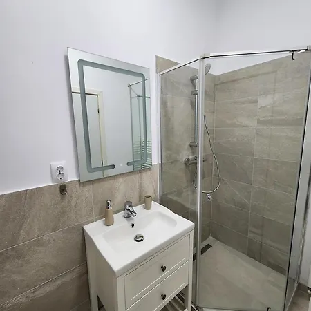 Apartman Center -a *